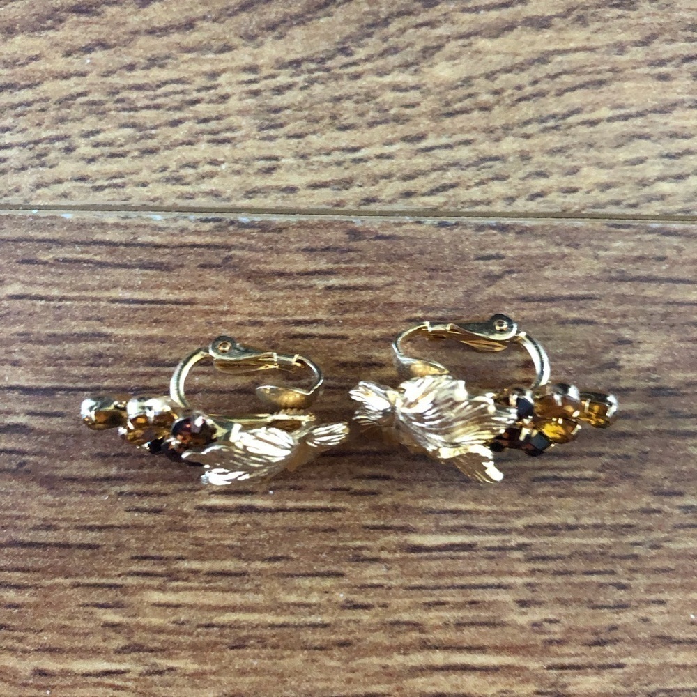 Vintage Montaldo’s grape clip on earrings. Made in Japan - Picture 2 of 3